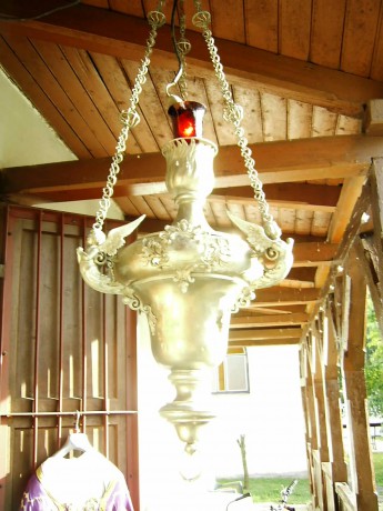 Večné svetlo pred vchodom